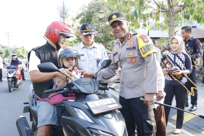 Kapolres Madiun Kota AKBP Agus Dwi Suryanto, SIK, MH, saat memberikan edukasi para pengguna jalan dalam Operasi Zebra Semeru 2023.(Blokjatim.com/Ist)