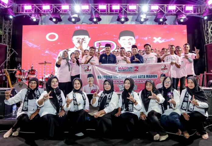 Pasangan calon (Paslon) nomor urut 02, Maidi dan Bagus Panuntun Bersama Relawan Muda Nusantara (RMN) Kota Madiun.(Rara/Blokjatim.com)